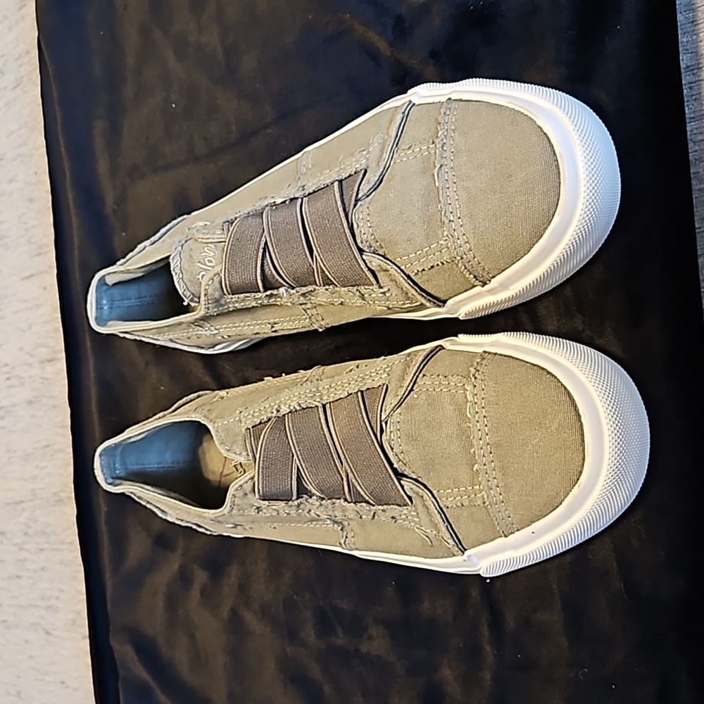 NWT Blowfish Malibu Army green slip on sneakers size 7.5 - Picture 2 of 7